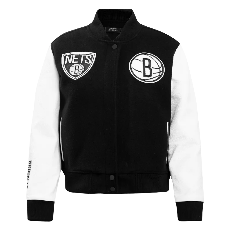 CHAMARRA UNIVERSITARIA NBA BROOKLYN NETS CLASSIC ESSENTIALS PARA MUJER