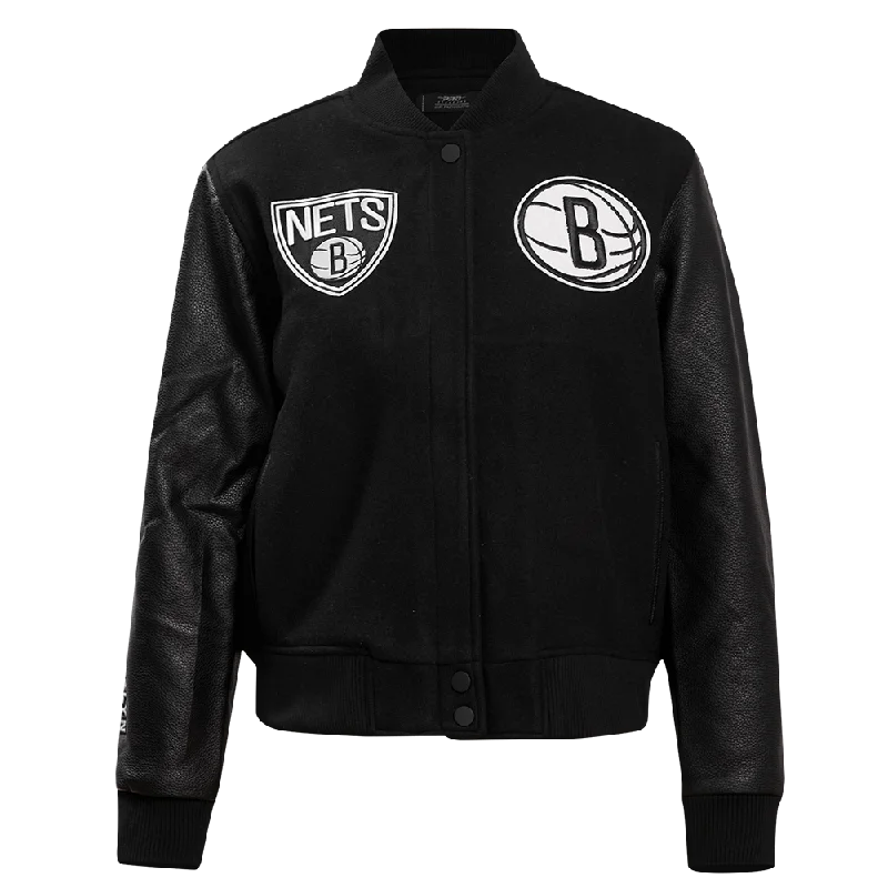 CHAMARRA UNIVERSITARIA NBA BROOKLYN NETS CLASSIC ESSENTIALS PARA MUJER