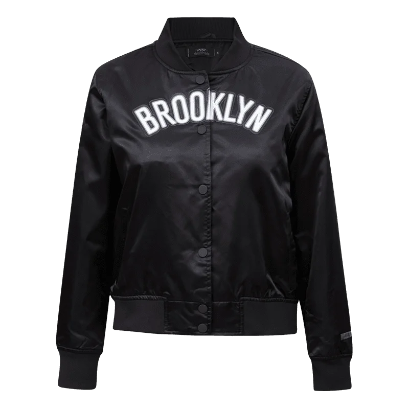 CHAMARRA DE SATÉN NBA BROOKLYN NETS CLASSIC ESSENTIALS PARA MUJER