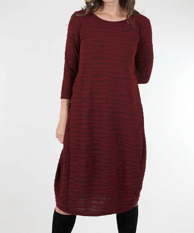 Texture Wave Dress In Holiday Red