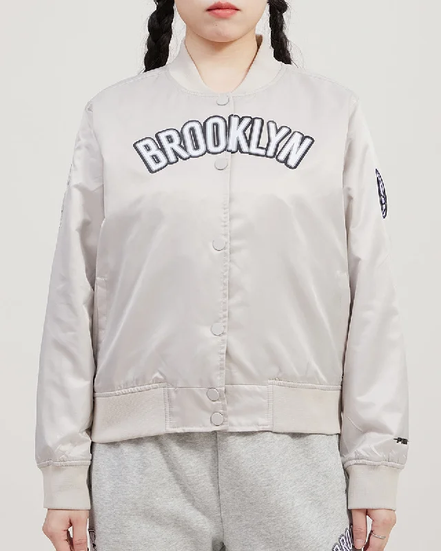 CHAMARRA DE SATÉN NBA BROOKLYN NETS CLASSIC ESSENTIALS PARA MUJER