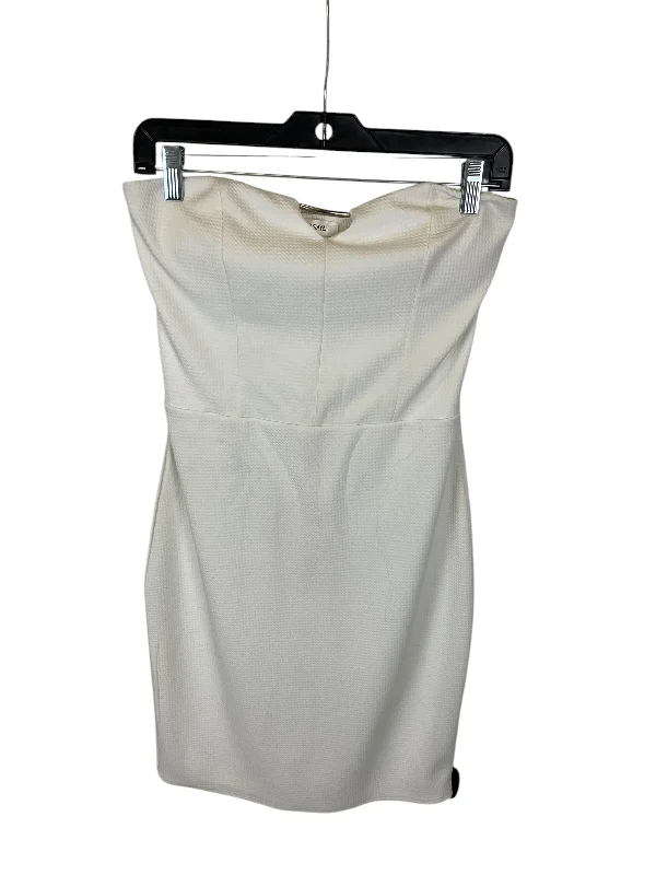 Dress Casual Short By Clothes Mentor In White, Size: S